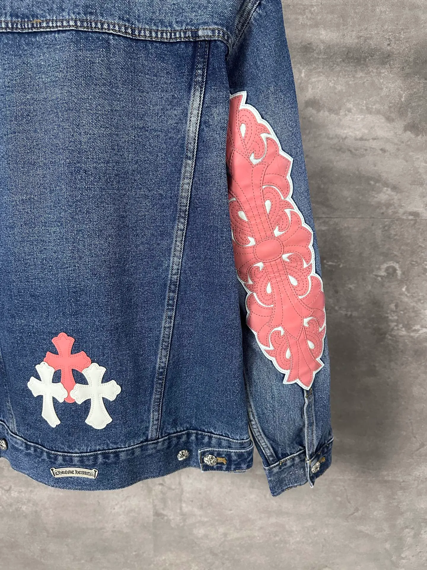 P720 💰 CHrome Hearte cross patchwork leather denim jacket size: S M L Design details: the visual fantasy of Gothic symbols, the multi-dimensional expression of the cross totem: the red and white contrasting cross patches are staggered on the chest and back, making the brand more recognizable; the hollow cross pattern leather splicing on the sleeves combines the mystery of religious symbols with the punk-style deconstructed design. Every detail tells the dark aesthetics of Crowe's heart. Retro distressing with denim texture: Selected denim fabrics are treated with distressing techniques to show natural fading and texture, which not only retains the retro accent of denim items, but also adds a casual sense to the overall look. The ingenuity of hardware and tailoring: The metal buttons and hardware all have Croxin's iconic pattern, which shines exquisitely under the refraction of light; the neat tailoring of the classic denim jacket is suitable for a variety of wearing scenarios, and can create a strong personal style whether it is layered or worn alone. Croxin's denim jacket is not only a piece of clothing, but also a style badge that highlights unique aesthetics and rebellious attitude. For those who pursue individuality, they can leave their own hardcore mark in the fashion field.